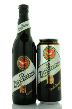 Beyaz arka plan üzerinde izole Zlaty Bazant bira