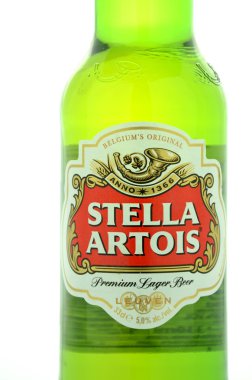 Beyaz arka plan üzerinde izole Stella Artois pilsner bira