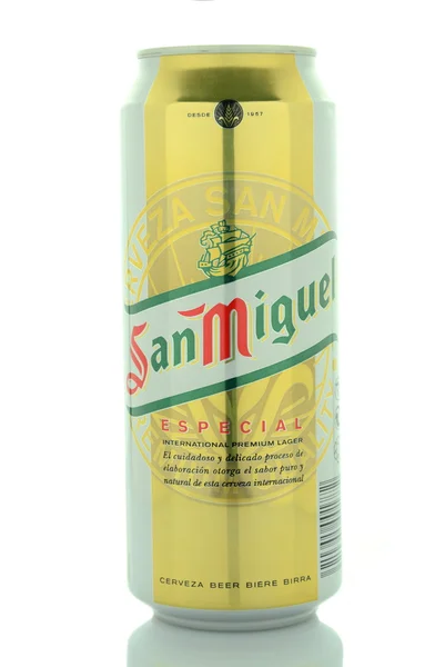Pivo San Miguel izolovaných na bílém pozadí — Stock fotografie