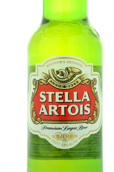 Stella Artois pilsner cerveja isolada sobre fundo branco — Fotografia de Stock