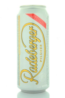 Beyaz arka plan üzerinde izole Radeberger pilsner bira
