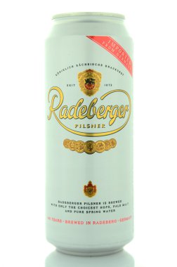 Beyaz arka plan üzerinde izole Radeberger pilsner bira