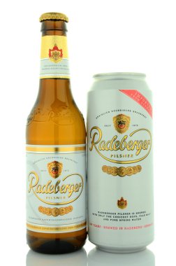 Beyaz arka plan üzerinde izole Radeberger pilsner bira
