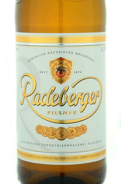 Radeberger pilsner cerveja isolada sobre fundo branco — Fotografia de Stock