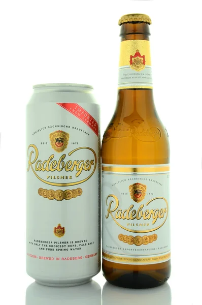 Radeberger pilsner cerveja isolada sobre fundo branco — Fotografia de Stock