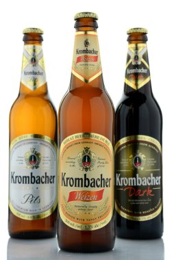 Beyaz arka plan üzerinde izole Krombacher bira çeşitli