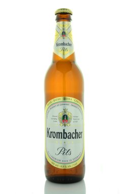 Beyaz arka plan üzerinde izole Krombacher pils bira.