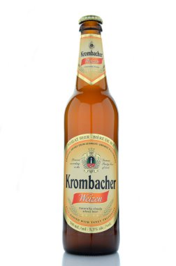 Beyaz arka plan üzerinde izole Krombacher buğday bira