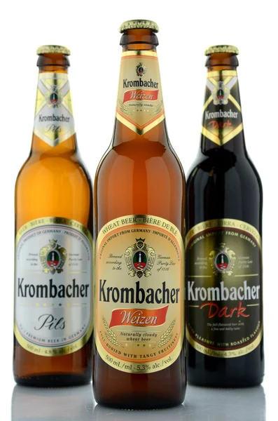 各种各样的孤立的白色背景上的 Krombacher 啤酒 — 图库照片