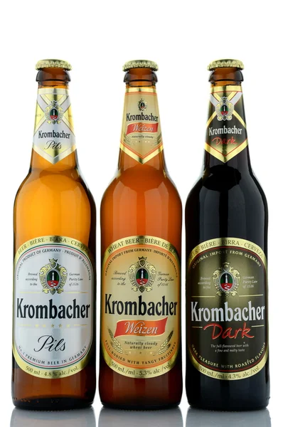 各种各样的孤立的白色背景上的 Krombacher 啤酒 — 图库照片