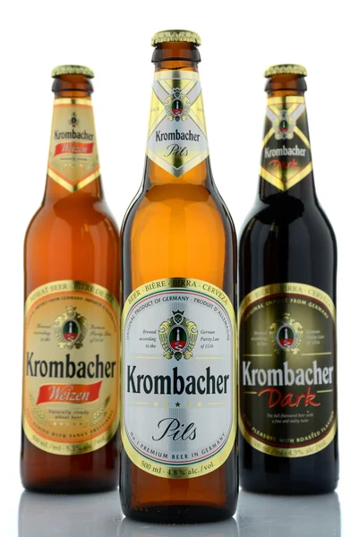 各种各样的孤立的白色背景上的 Krombacher 啤酒 — 图库照片