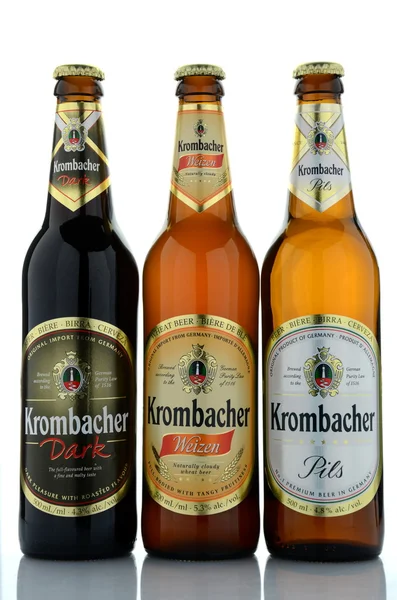 Variedade de cerveja Krombacher isolada sobre fundo branco — Fotografia de Stock