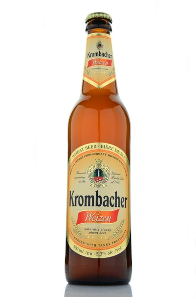 Krombacher pšeničné pivo izolovaných na bílém pozadí — Stock fotografie