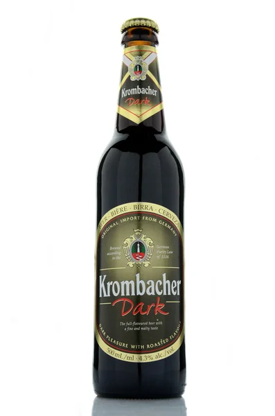 Krombacher mörkt öl isolerad på vit bakgrund — Stockfoto