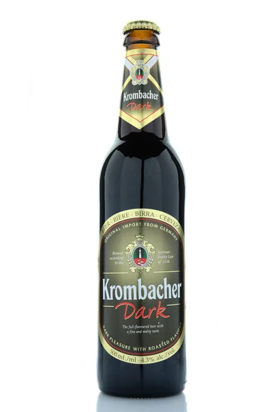 Krombacher 啤酒黑白色背景上孤立 — 图库照片