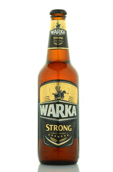 Warka cerveza fuerte aislada sobre fondo blanco . —  Fotos de Stock