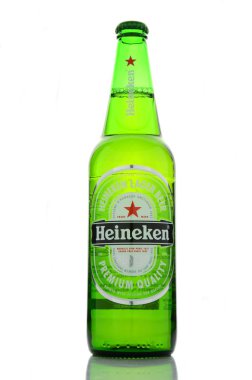 Heineken bira bira beyaz zemin üzerine izole.
