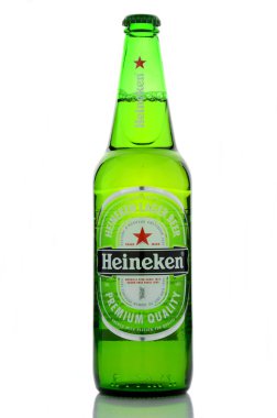 Heineken bira bira beyaz zemin üzerine izole.