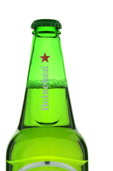 Heineken pils geïsoleerd op witte achtergrond. — Stockfoto