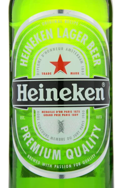 Heineken cerveja lager isolado no fundo branco . — Fotografia de Stock