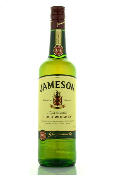 Beyaz arka plan üzerinde izole Jameson viski