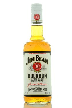Beyaz arka plan üzerinde izole jim beam bourbon viski