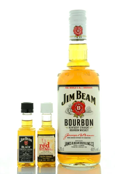 Jim Beam Bourbon Whisky isoliert auf weißem Hintergrund — Stockfoto