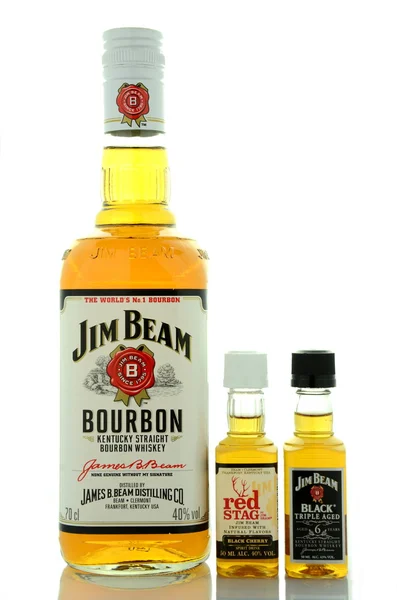 Jim Beam Bourbon Whisky isoliert auf weißem Hintergrund — Stockfoto