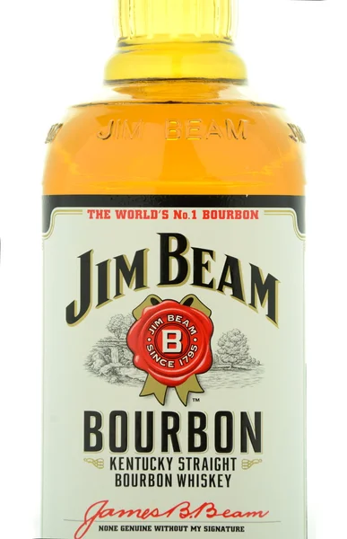 Uísque Jim Beam bourbon isolado sobre fundo branco — Fotografia de Stock