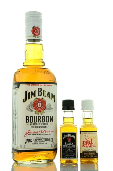 Beyaz arka plan üzerinde izole jim beam bourbon viski — Stok fotoğraf