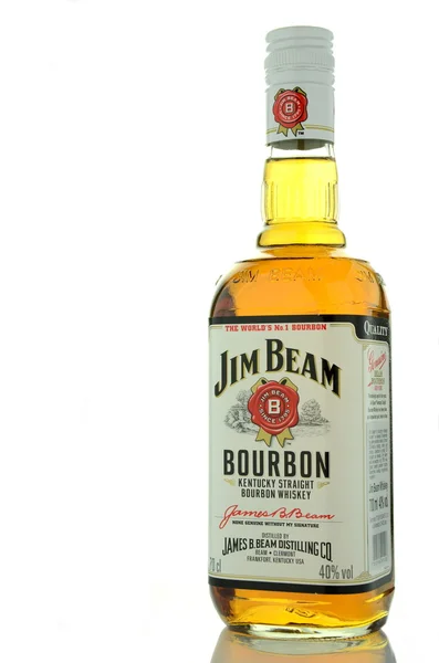 Jim Beam Bourbon Whisky isoliert auf weißem Hintergrund — Stockfoto