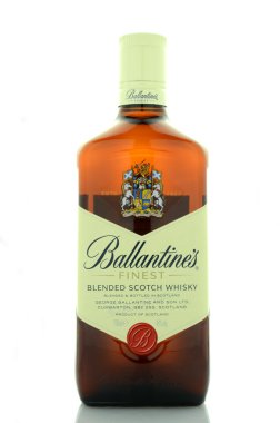 Beyaz arka plan üzerinde izole Ballantines viski