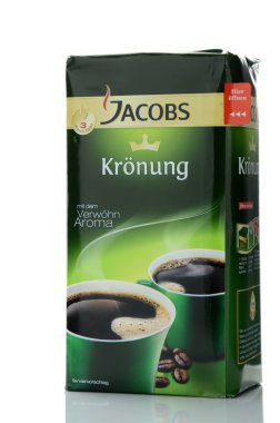 Beyaz arka plan üzerinde izole Jacobs Kronung kahve