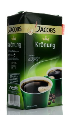 Beyaz arka plan üzerinde izole Jacobs Kronung kahve