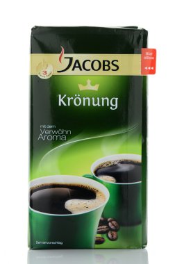 Beyaz arka plan üzerinde izole Jacobs Kronung kahve