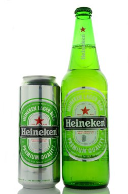 Heineken bira bira beyaz zemin üzerine izole.