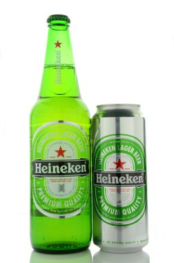 Heineken bira bira beyaz zemin üzerine izole.