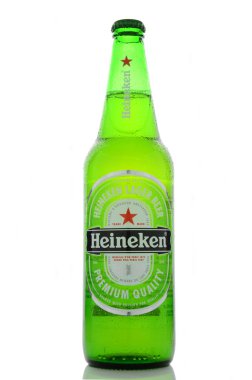 Heineken bira bira beyaz zemin üzerine izole.