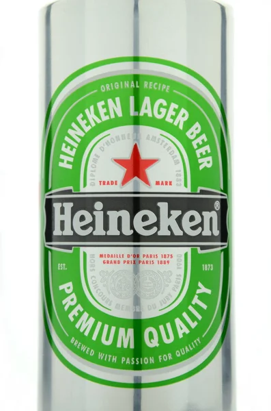 Heineken μπύρα lager που απομονώνονται σε λευκό φόντο. — Φωτογραφία Αρχείου