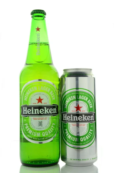Pivo Heineken ležák izolovaných na bílém pozadí. — Stock fotografie