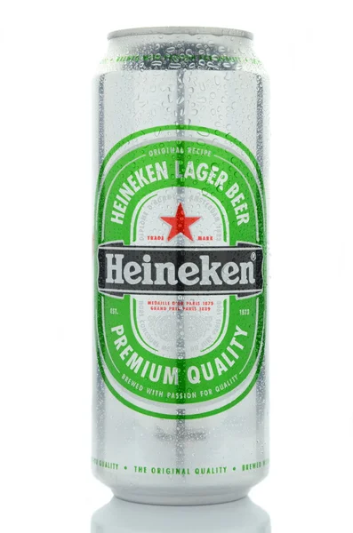 Heineken pilsner øl isoleret på hvid baggrund . - Stock-foto
