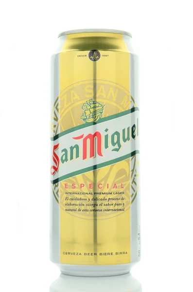 Birra San Miguel isolata su sfondo bianco . — Foto Stock