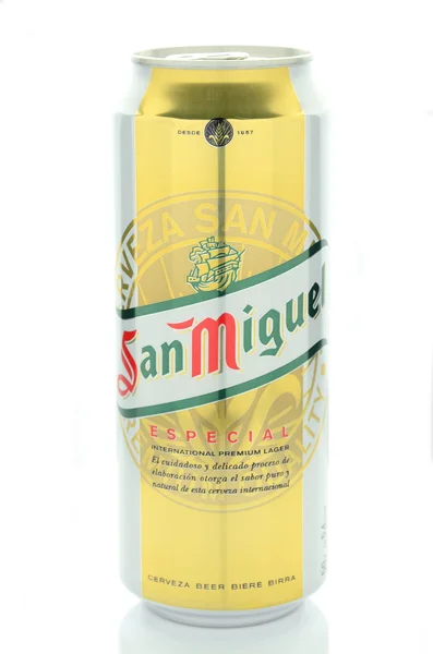 Pivo San Miguel izolovaných na bílém pozadí. — Stock fotografie