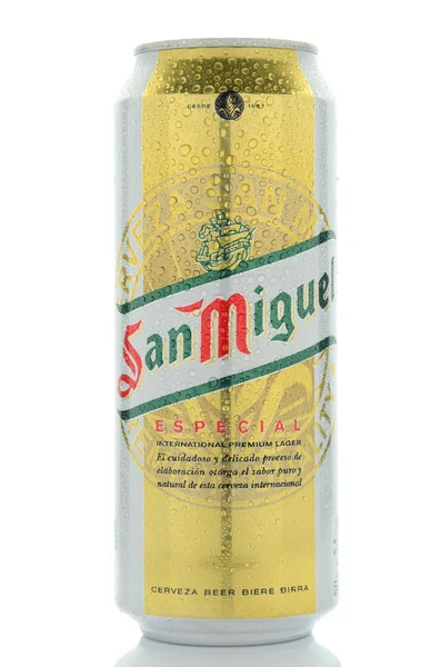 Cerveja San Miguel isolada sobre fundo branco . — Fotografia de Stock