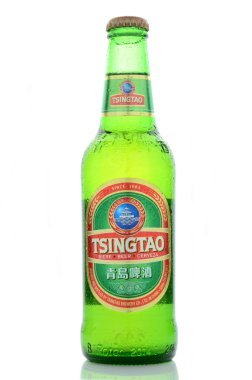 Beyaz arka plan üzerinde izole Tsingtao bira