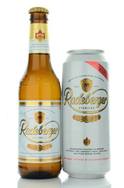 Beyaz arka plan üzerinde izole Radeberger pilsner bira