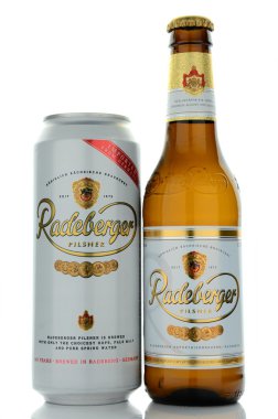 Beyaz arka plan üzerinde izole Radeberger pilsner bira