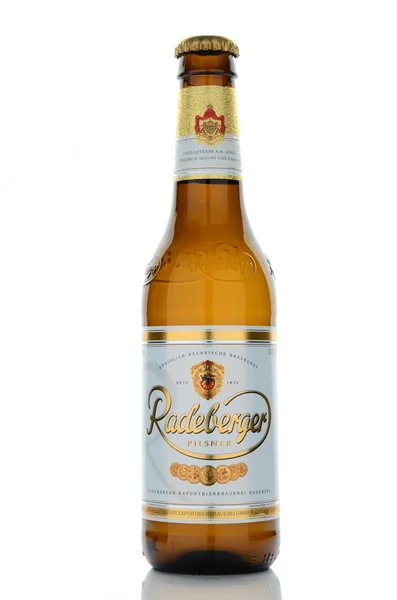 Radeberger pilsner cerveja isolada sobre fundo branco — Fotografia de Stock