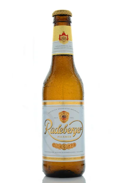 Radeberger μπύρα pilsner που απομονώνονται σε λευκό φόντο — Φωτογραφία Αρχείου