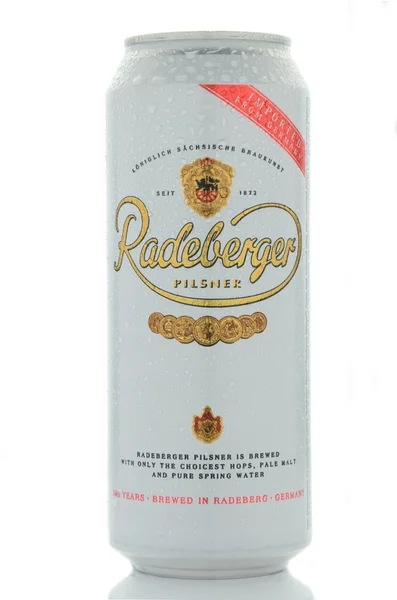 孤立在白色背景上的 Radeberger 比尔森啤酒 — 图库照片